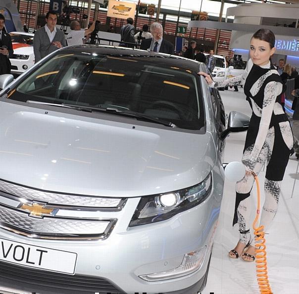 Chevrolets Volt tankt auf und geht an den Start. Foto: UnitedPictures/Auto-Reporter.NET